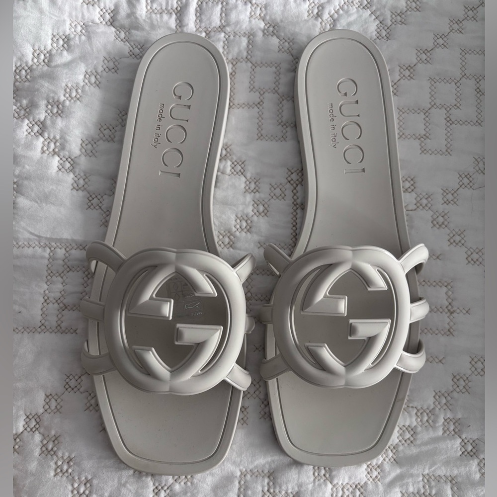 Gucci Women's Interlocking G slide sandal - Picture 3 of 8